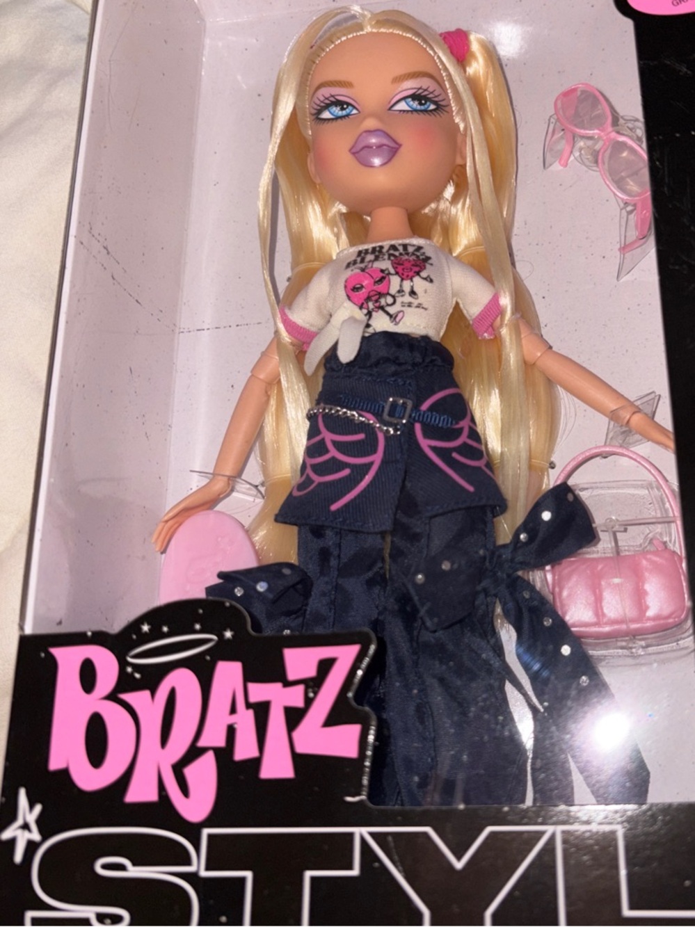 Bratz Blonde Fashion Doll with Pink Accessories TOY and accessories